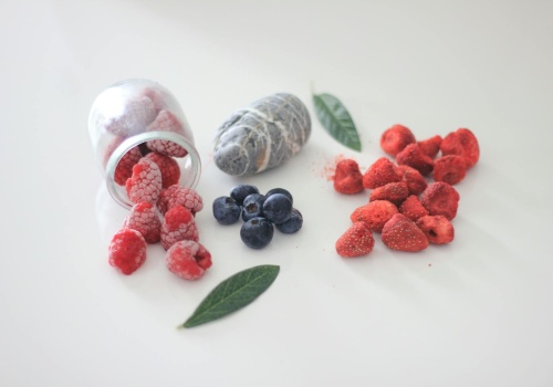 Liofilizowane, suszone czy kandyzowane – czym różnią się owoce i które wybrać?