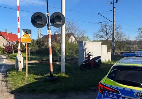 Sekundy od tragedii. 19-latek na skuterze uderzył w słup