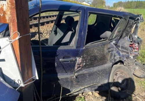 Wyrzucił kobietę z auta i uciekł. Szokujący finał na torach – w pojazd uderzył pociąg!