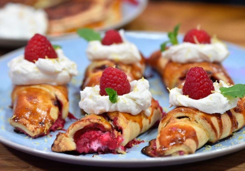 Domowe rogaliki, które zachwycają od pierwszego kęsa. Zrobisz je w chwilę