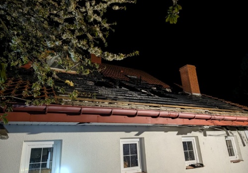 Nocny pożar domu w Świdniku. Kilkugodzinna walka z ogniem i setki tysięcy strat