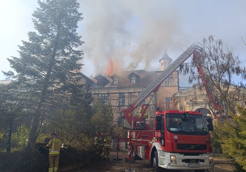 Pożar pałacu w Garbiczu. Z ogniem walczy ponad 20 zastępów