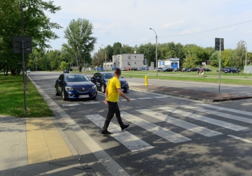 Co to znaczy „wymusić pierwszeństwo” na pieszym i innym kierowcy? Czy to samo, co „nie ustąpić”? Czy możemy wjechać na przejście, jeśli pieszy jeszcze z niego nie zszedł?