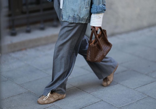 Eleganckie sneakersy na wiosnę. 6 minimalistycznych modeli, które założysz i do dżinsów, i do sukienki