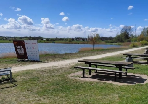 Spór o baner nad zalewem w Siedlcach. Mieszkaniec skarży się na „szpecącą reklamę”, organizator odpowiada