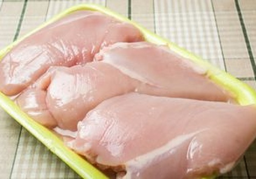 Jak długo można przechowywać kurczaka w lodówce? Wielu nie ma pojęcia