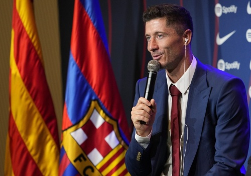 Robert Lewandowski spełni marzenie Mai, podopiecznej Cancer Fighters
