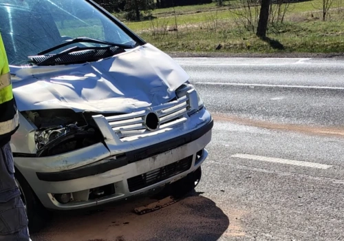 Osobówką w ciężarówkę. Poranne zderzenie pojazdów na drodze Ciechanów-Glinojeck