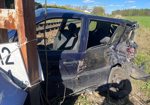 Mieszkaniec powiatu cieszyńskiego ukradł samochód, po czym utknął na torowisku | WIDEO