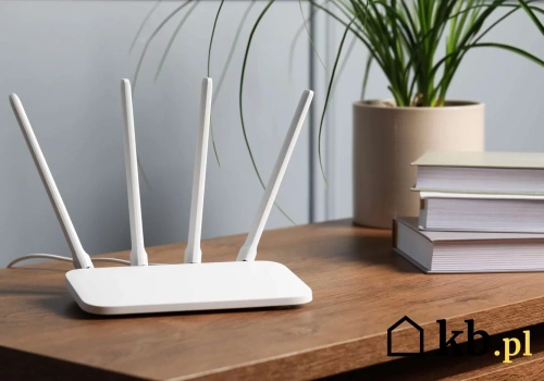 Kładą monetę na routerze, by przyspieszyć internet. Eksperci mówią jasno, czy to w ogóle ma sens
