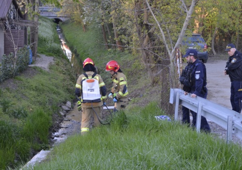 Kolejny wyciek nieznanej substancji w Tarnowie, służby przy Strusince na Tuchowskiej