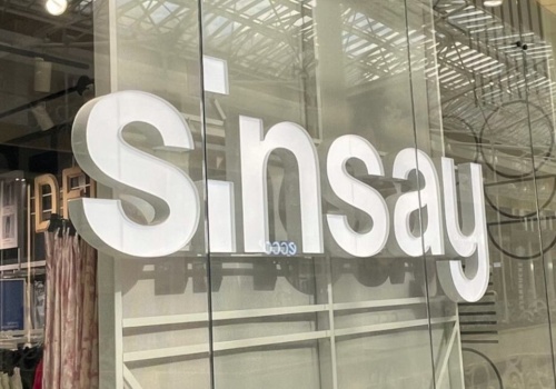 Komplet dresowy w kolorze baby blue - cenowa perełka z sieciówki, która podbija trendy