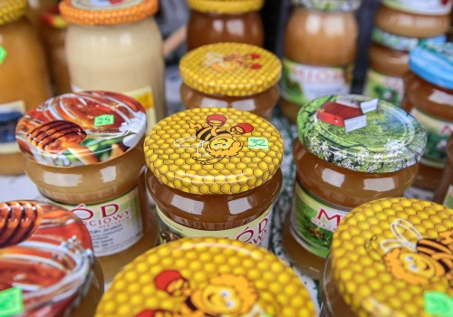 Matcha, kurkuma, cynamon... Miody smakowe robią furorę. Dietetyczka mówi, czy są zdrowe