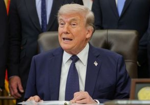 Donald Trump podejmuje decyzje, niektórzy zarabiają krocie. Analizy wskazują na Biały Dom