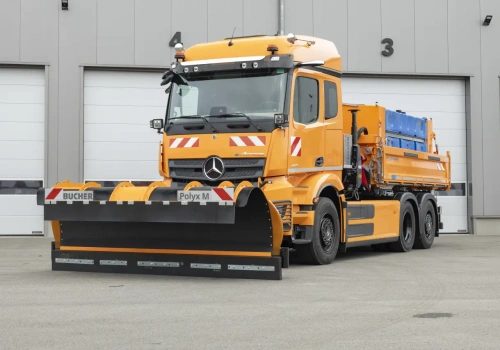 Odśnieżanie dróg zależne od baterii? Mercedes promuje eActrosa 400 z pługiem