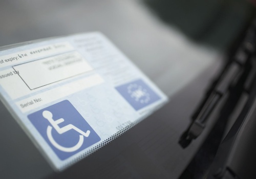 Karta parkingowa bez wizyty w urzędzie. Ten obowiązek ma wreszcie zniknąć