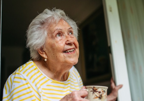 Ma 10 razy więcej wapnia niż zwykłe mleko. Seniorzy powinni pić regularnie