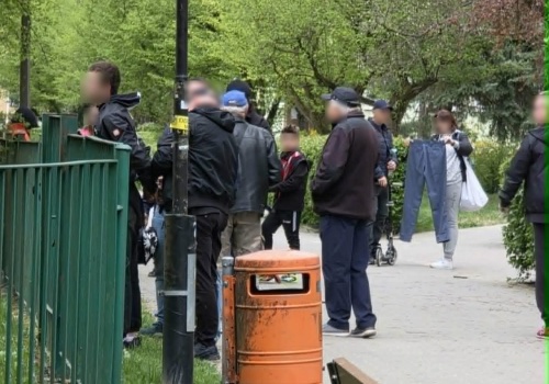 Uderzył jednego z mieszkańców osiedla, rzucili się na niego świadkowie. 18-latek trafił od razu do celi