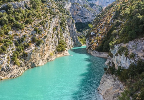 Wielki Kanion w Europie istnieje naprawdę. Woda ma tu nienaturalny kolor, a widoki zapierają dech
