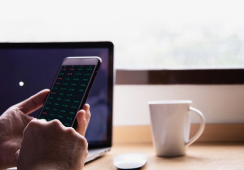 Aplikacje mobilne do tradingu – jak inwestować na smartfonie?