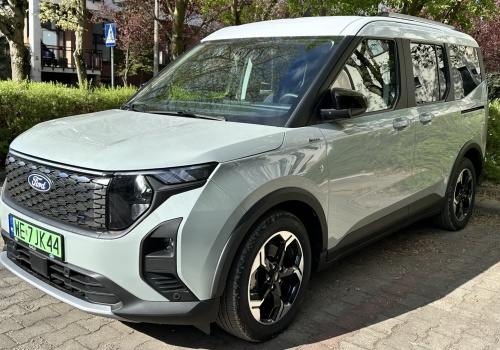 Elektryczny Ford E-Tourneo Courier. Rodzinny autobus udający miejskiego SUV-a