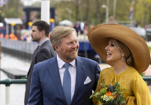 Królowa Maksyma bez wahania podwinęła spódnicę. Pokazała temperament