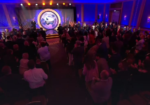 Cała sala biła brawo. Tak zareagowali na to, co wydarzyło się w Polsce