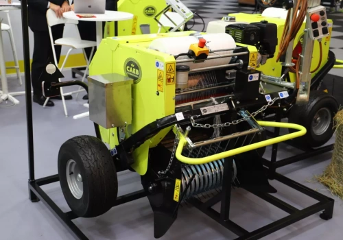 Ursus C-330 miałby tu lekko. Ta prasa waży 430 kg i może pracować bez WOM