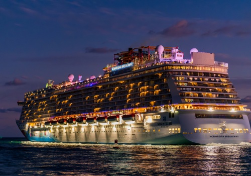 Członek załogi statku wycieczkowego Norwegian Breakaway wypadł za burtę