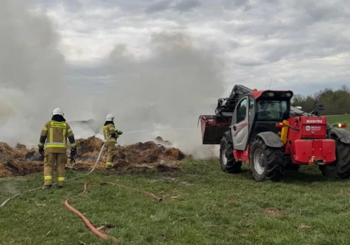 Podpalenie w Melanowie. Spłonęło 150 bel słomy, 29-latek zatrzymany na miejscu