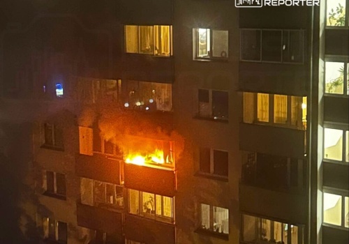 Pożar mieszkania na Bielanach. Dwie osoby ranne, z czego jedna ciężko. W akcji 11 zastępów straży