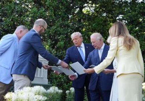 Król Karol z wizytą u Trumpa. Zaskakujący moment w ogrodach Białego Domu