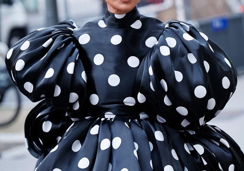 Groszki zdominowały wiosenno-letnią modę. Jak stylizować ten najgorętszy wzór roku?