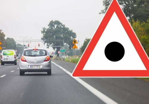 Wygląda jak połącznie znaku zakazu i ostrzegawczego. Co znaczy znak z kropką?