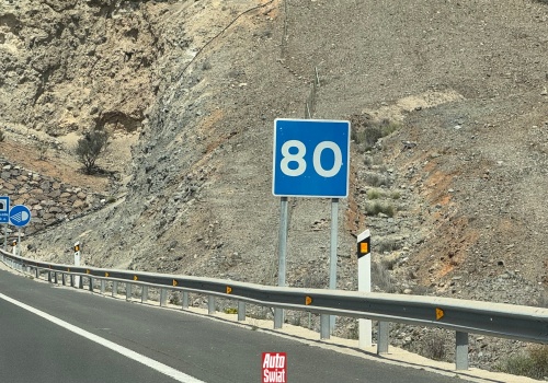 Kwadratowy znak z liczbą na niebieskim tle. Nie oznacza tego, co myślisz? Jest w wielu krajach