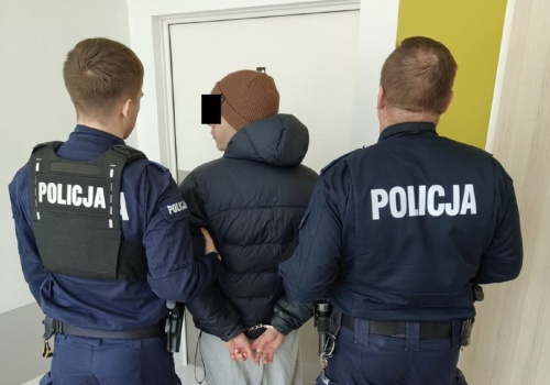 Zabójstwo na Bielanach. Ciało 18-latki ukryte pod wersalką. Podejrzany trafi na obserwację