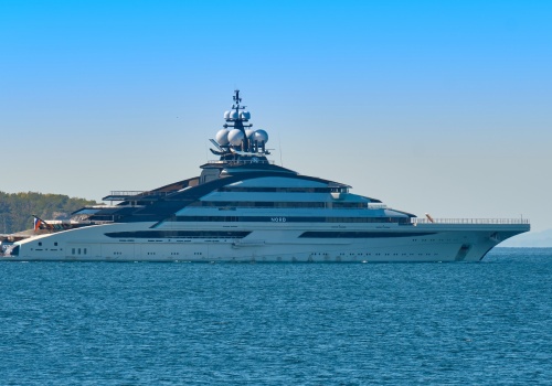 Rosyjski superjacht przepłynął przez Cieśninę Ormuz mimo blokady