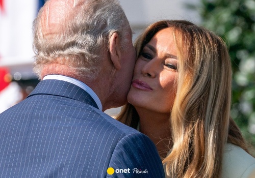 Pocałunki Trumpów z parą królewską wzbudziły wątpliwości. Wyjaśniamy, czy złamali protokół