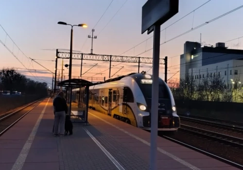 Kłopoty na ważnej trasie kolejowej. Zerwana trakcja na linii Wrocław – Kłodzko