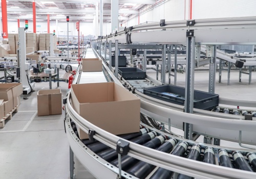 Hale produkcyjne – jak zaprojektować środowisko, które zwiększa wydajność, zamiast ją ograniczać?