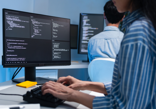 Nowe realia rynku pracy IT w Polsce: więcej ofert, mniej zdalnej i rekordowe stawki w ERP