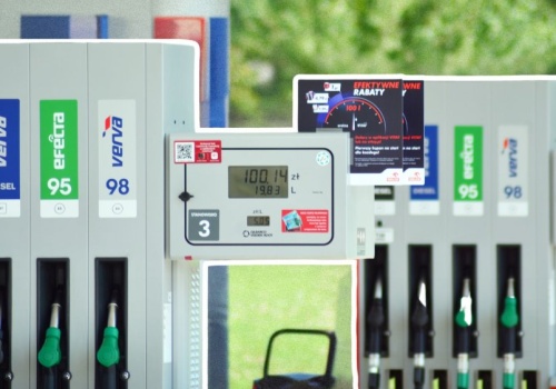 Nowe ceny paliw od 28 kwietnia. Rząd dokręca śrubę, a kierowcy drżą przed majówką