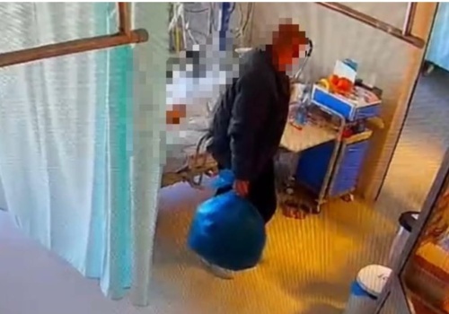 Przyszedł odwiedzić żonę w szpitalu. Kamery nagrały coś jeszcze