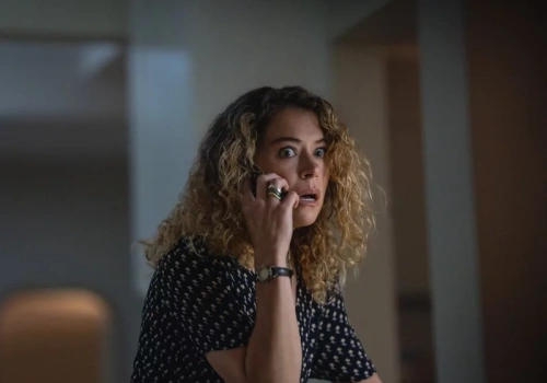 Rozmawiała z nim na kamerce, gdy ktoś zaatakował. Zwiastun wbija w fotel