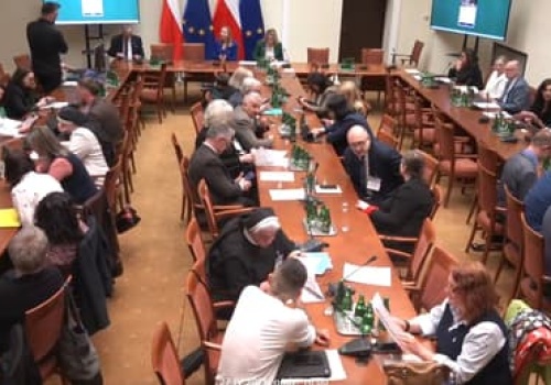 Kto się lepiej zajmie dziećmi: siostry w DPS, czy rodziny zastępcze?