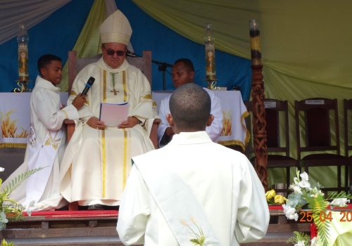Madagaskar: śluby wieczyste i święcenia oblatów