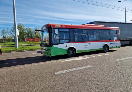 Awaria autobusu na ul. Mełgiewskiej. Zderzyły się trzy pojazdy