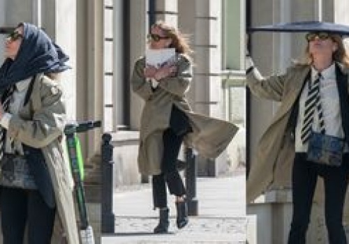 Magdalena Cielecka walczy z chustą na wietrze i pędzi na obiad do baru mlecznego. Stylowo? (ZDJĘCIA)