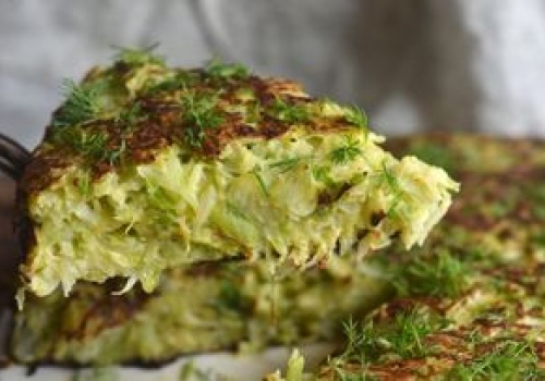 Siekam, zalewam i zapiekam. To danie z młodej kapusty bije na głowę bigos i surówki