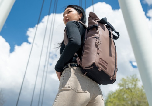 Plecaki WANDRD okiem kobiety. Najlepsze modele na damskie potrzeby